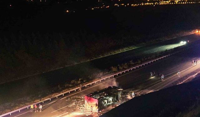Balıkesir’de otoyolda tır yandı, yangın ormanlık alana sıçradı