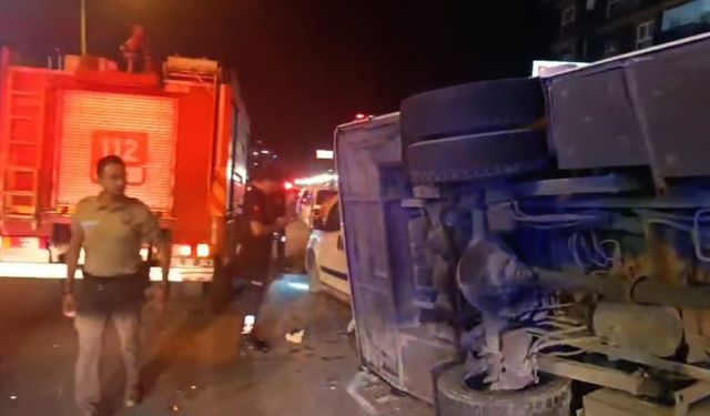 Kuşadası’nda tur midibüsü devrildi