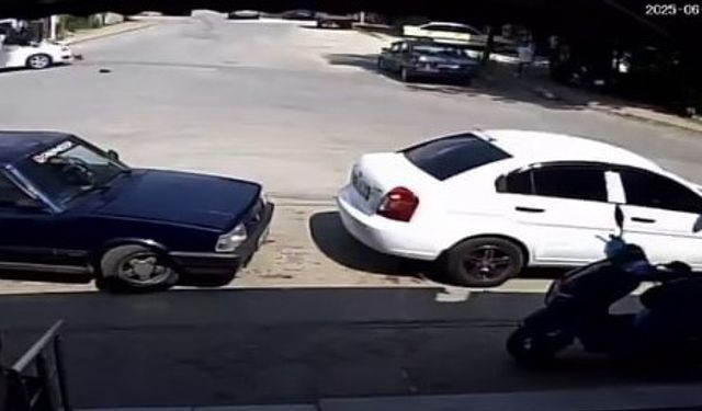 Otomobil ile motosikletin çarpıştığı kaza kamerada