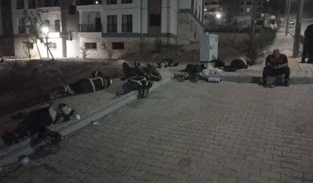 Saatler süren yangında yorgun düşen ‘Yangın Savaşçıları’ yerde uyuyarak dinlendiler