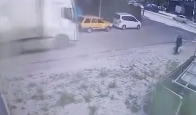 Tır, dorsesine takılı kalan hafif ticari aracı metrelerce sürükledi