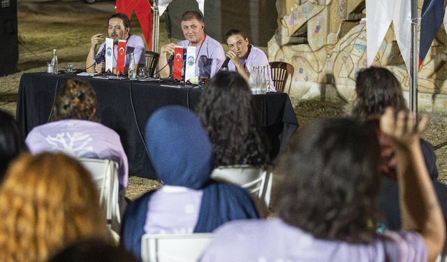 Gençler sordu, Başkan Tugay yanıtladı: "Belediyeler kuru siyaset yapılan yerler değil"