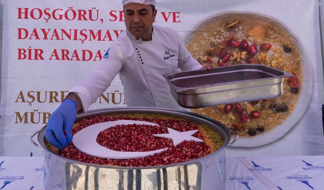 İzmir'de Muharrem ayı bereketi: Vatandaşlara aşure ikramı yapıldı
