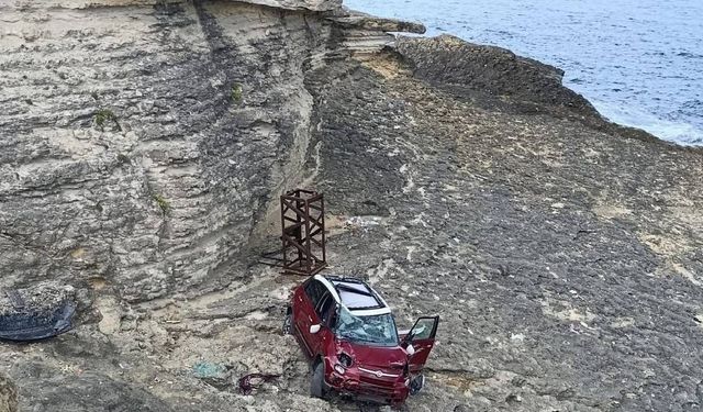 Ölümle burun buruna geldiler! Kocaeli'de otomobil uçuruma yuvarlandı
