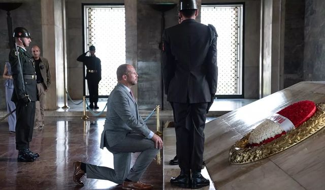 Özgür Özel'den Atatürk'ün mozolesi önünde diz çöken Francken'e mektup