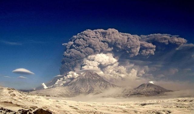Rusya'da 8.8'lik deprem sonrası yanardağ patlaması!