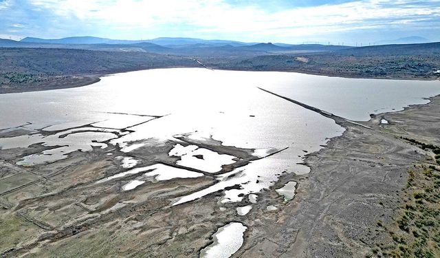 Çeşme'de susuzluk... Kutlu Aktaş Barajı'nda su seviyesi yüzde 5'in altına