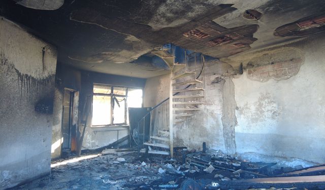 Orman yangınında; 7 ev yandı, 2 bin 700 kişi tahliye edildi