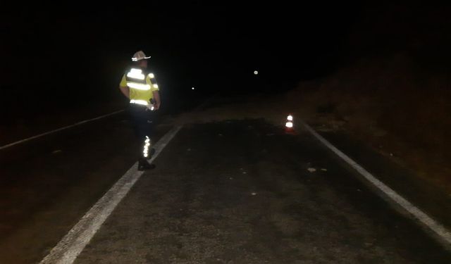 Manisa’da Gördes-Demirci yolunda toprak kayması