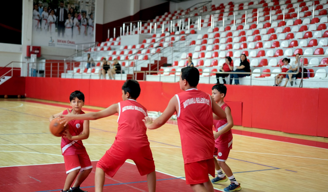 Bayraklı’da yaz spor okullarına 3 bin 77 kişi katıldı