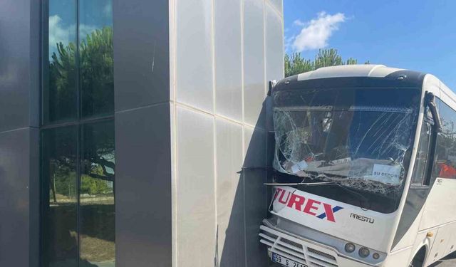 İşçi servisi direğe çarptı: 16 yaralı
