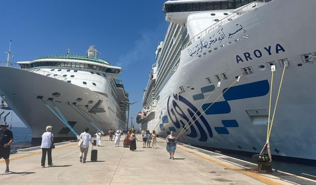 Bodrum’a iki büyük yolcu gemisi yanaştı