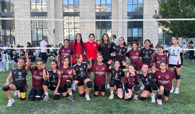 Moymulspor A Takımı voleybol turnuvasını şampiyon tamamladı