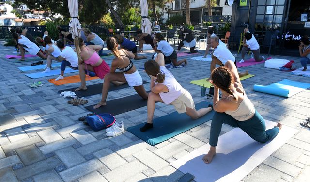 Kuşadası Belediyesi'nden ücretsiz yoga dersleri