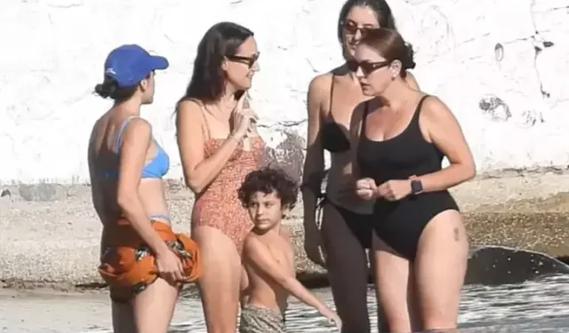 Ünlü oyuncular Çeşme’de buluştu: Denizde keyifli sohbet!