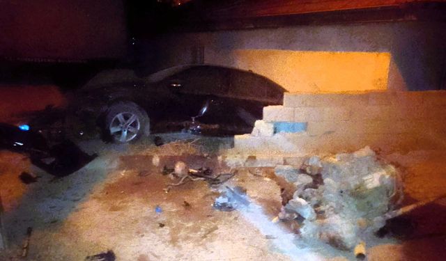 Duvarı yıkan lüks otomobil bahçeye daldı