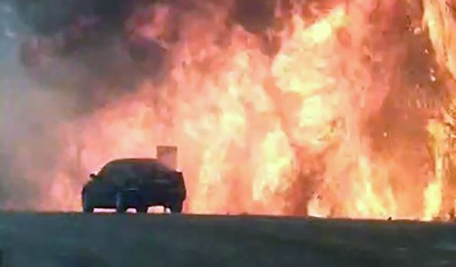 Orman yangınında araç alevlerin arasında kaldı