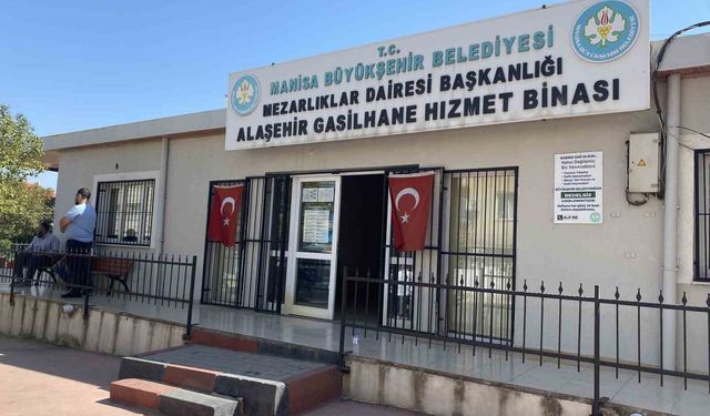 Ağacı kesmeye çalıştı feci şekilde can verdi