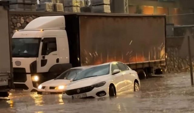 Manisa’da sağanak yağış sokakları göle çevirdi