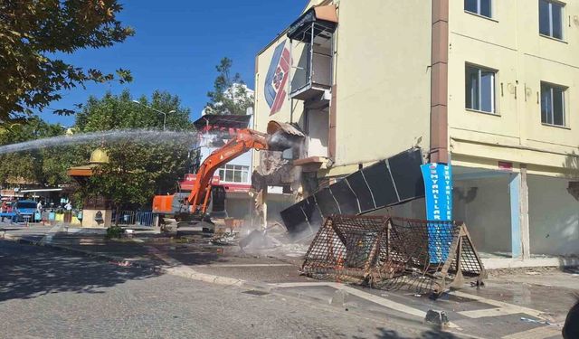 Sındırgı’da depremde hasar alan otel yıkıldı