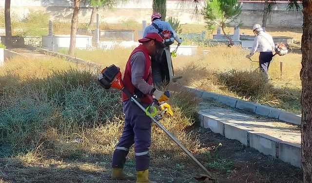 Efeler'de mezarlık bakım çalışmalarını sürdürüyor