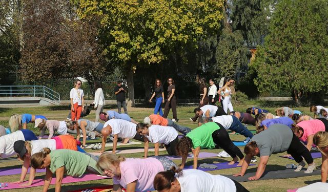 Karşıyaka'da yaza 'yoga' ile veda