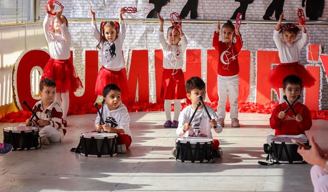 Efeler’in minik öğrencileri Cumhuriyet’i kutladı
