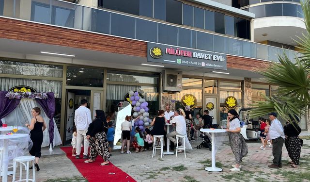 Anne-kız el ele verdi, davet evi kurdular