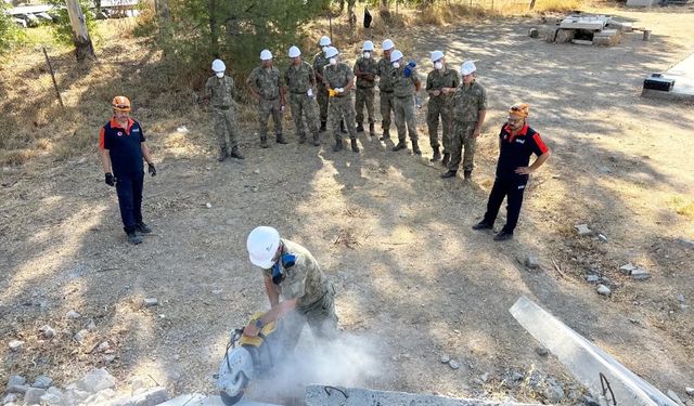 Askeri personele afet tatbikatı verildi
