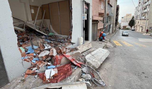 İzmir'de freni boşalan kamyon evin dairesine girdi!