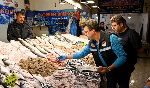 Kuşadası’nda balık tezgâhları deneti̇mden geçti