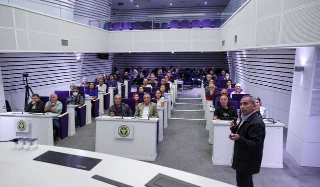 Buca Belediyesi zeytin budama eğitimi verdi
