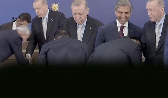 Ak Parti'ye geçen başkanlar el öpme yarışına girdi!