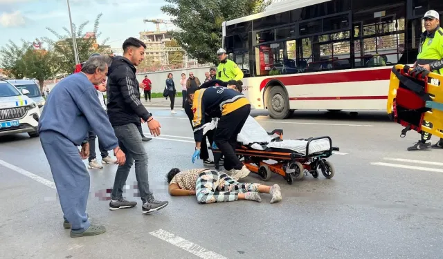 Belediye otobüsü çarptı...Metrelerce savruldu