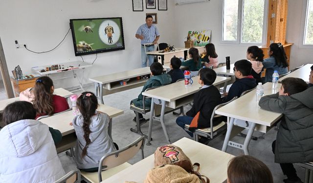Manisalı öğrenciler arıların önemini öğreniyor