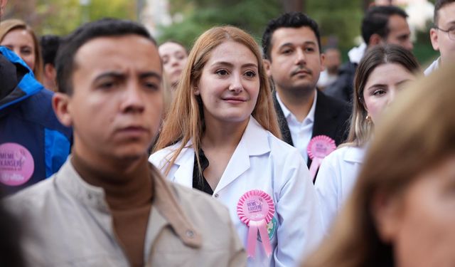 Meme Kanseri için Pembe Çiçekler Toprakla Buluştu