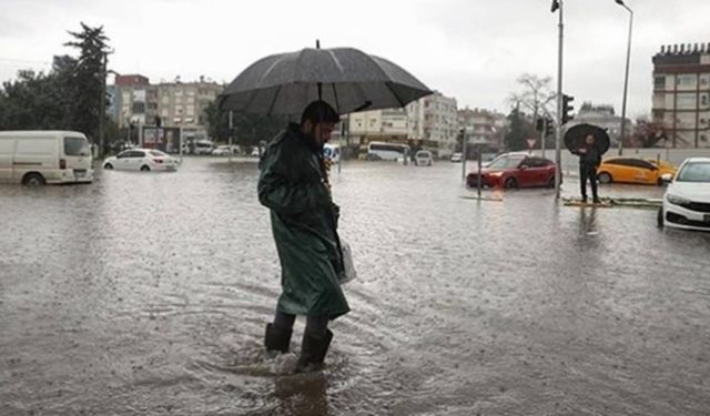 İzmir’in kuzeyinde sağanak etkili: Yollar göle döndü