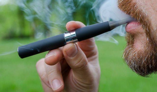 Sigara içmeyen gençler elektronik sigaraya yöneliyor