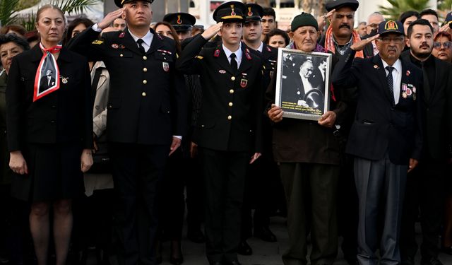 Kuşadası Ata'sını saygı ve özlemle andı