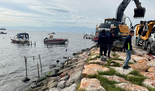 Karşıyaka’daki kaçak iskeleler yıkılıyor