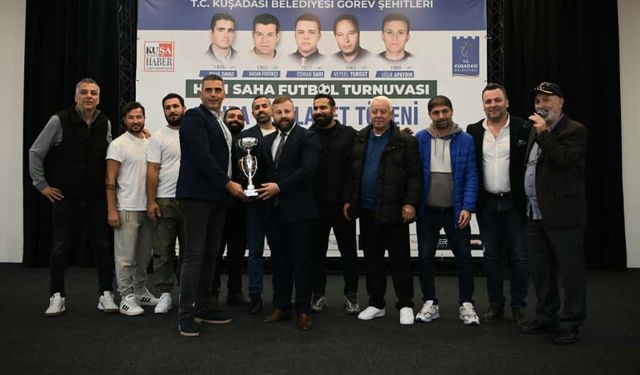 Kuşadası Belediyesi'nde kupalar sahiplerini buldu