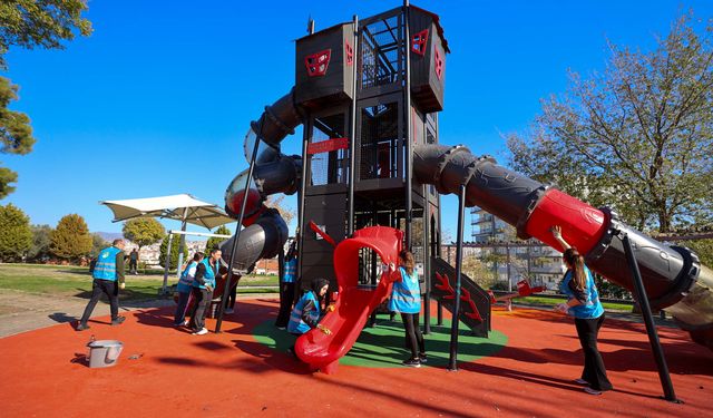 İzmirli gönüllüler el ele vererek doğa için temizlediler