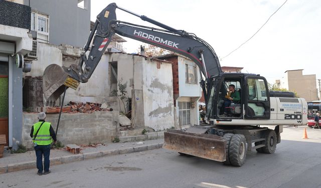 Konak'ta metruk yapıların yıkımı devam ediyor