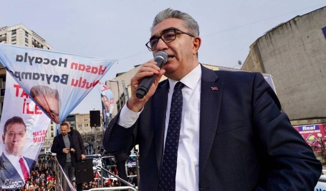 Seçilmiş başkanın fotoğraflarını kaldırdılar!