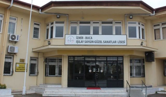 İzmir'de 'Andımız'ı okuyan öğrencilere müdahale!