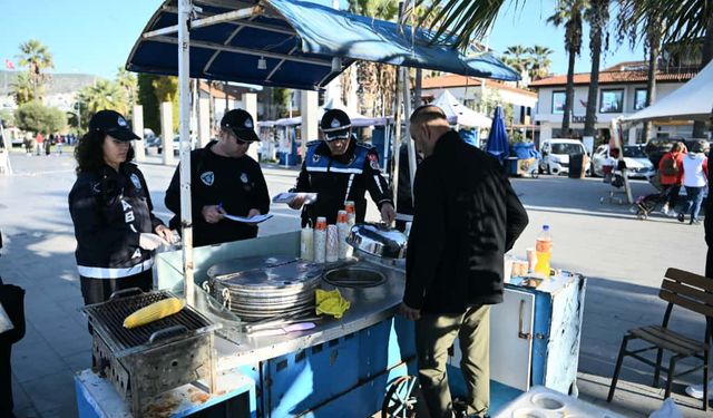 Kuşadası Belediyesi'nden sokak lezzetleri̇ne denetim
