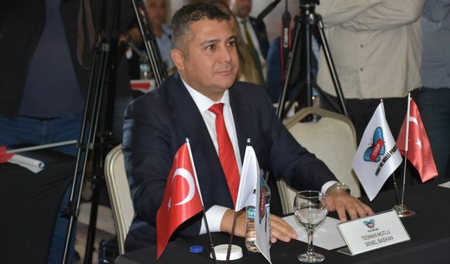 Partide devam kararı: Teoman Mutlu yeniden başkan