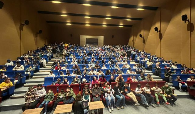 Turgutlu'da minik tiyatroseverlerden 'Ters Yüz' Oyununa büyük ilgi