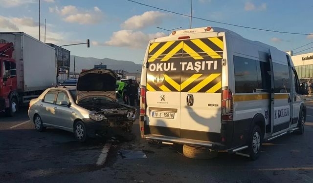 Öğrencileri taşıyan servis otomobille çarpıştı: 7 yaralı