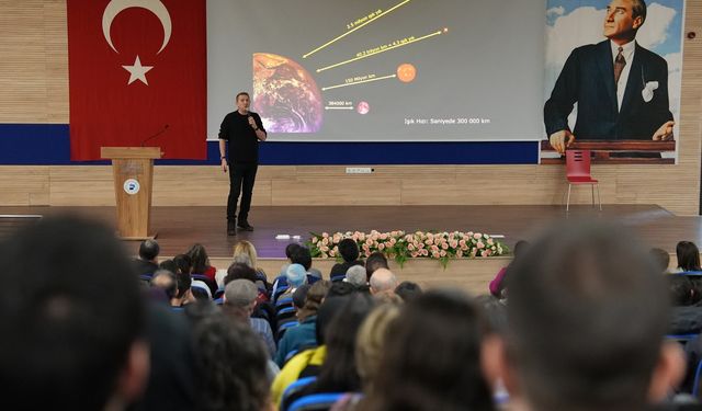 “Evrenin Doğumu ve Ölümü” konferansı gerçekleştirildi